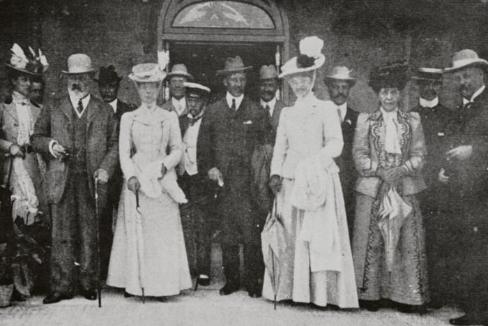 Guests during the Igiea’s Belle Epoque heyday included Edward VII and Queen Alexandra, seen here (front row, second and third from left) in 1907