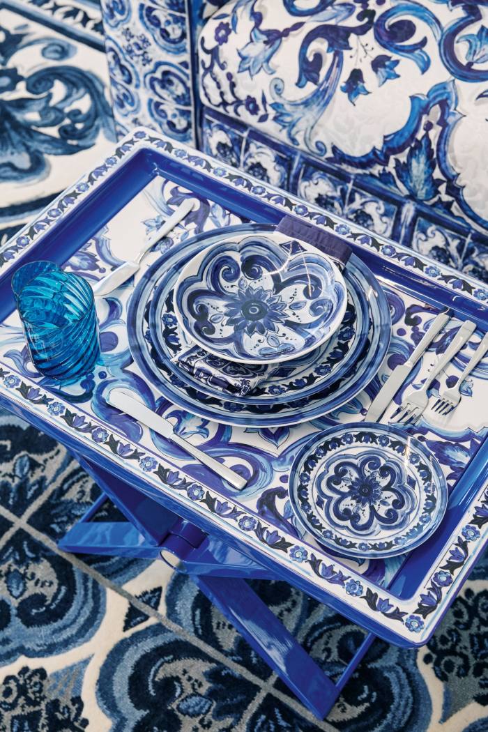 Blu Mediterraneo lacquered Bellona table and porcelain plate set