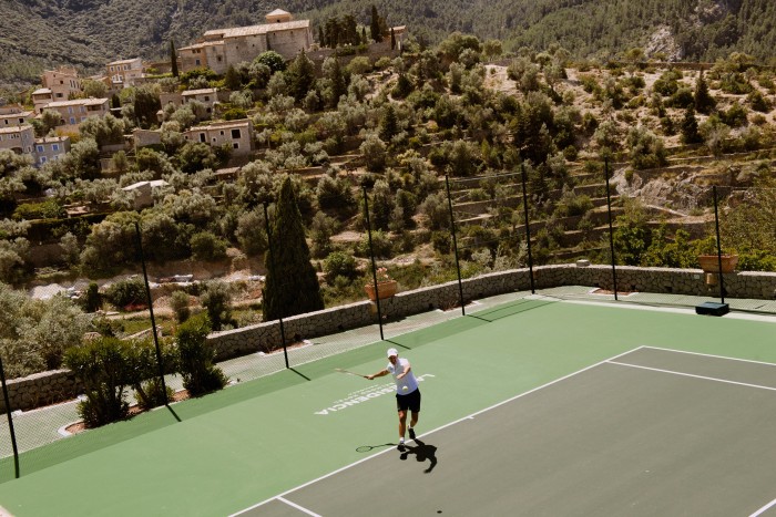 The tennis court at La Residencia