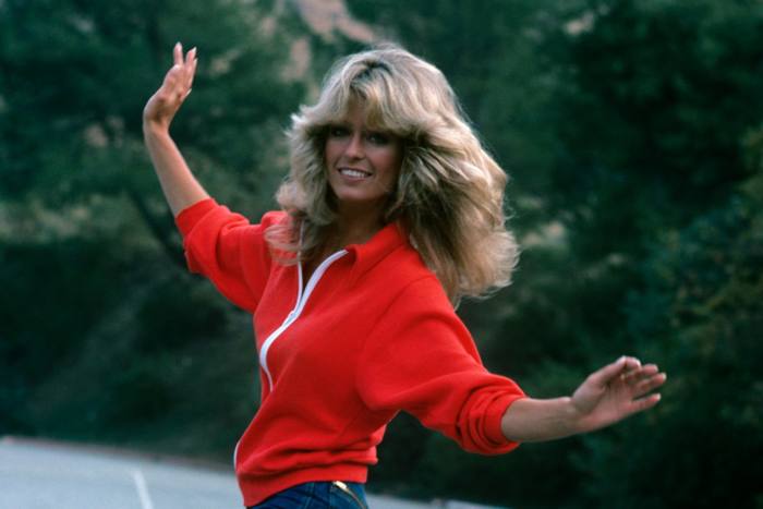 Farrah Fawcett accentuates her “flick” with feathered highlights, in 1976