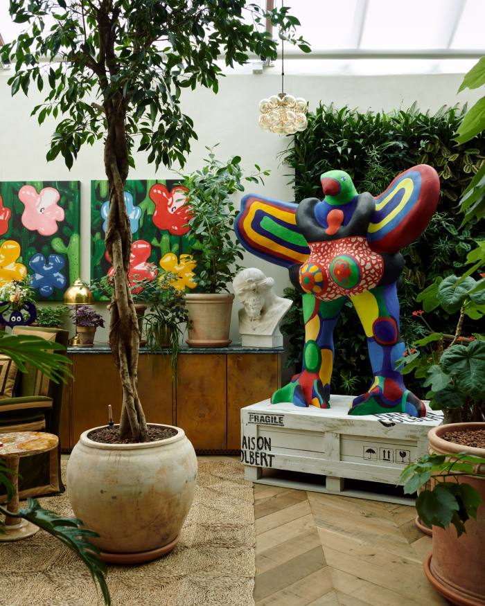 L’oiseau amoureux sculpture by Niki de Saint Phalle in the games room, with Flower Studies From The Lobster Land Museum, 2021, by Philip Colbert on the wall