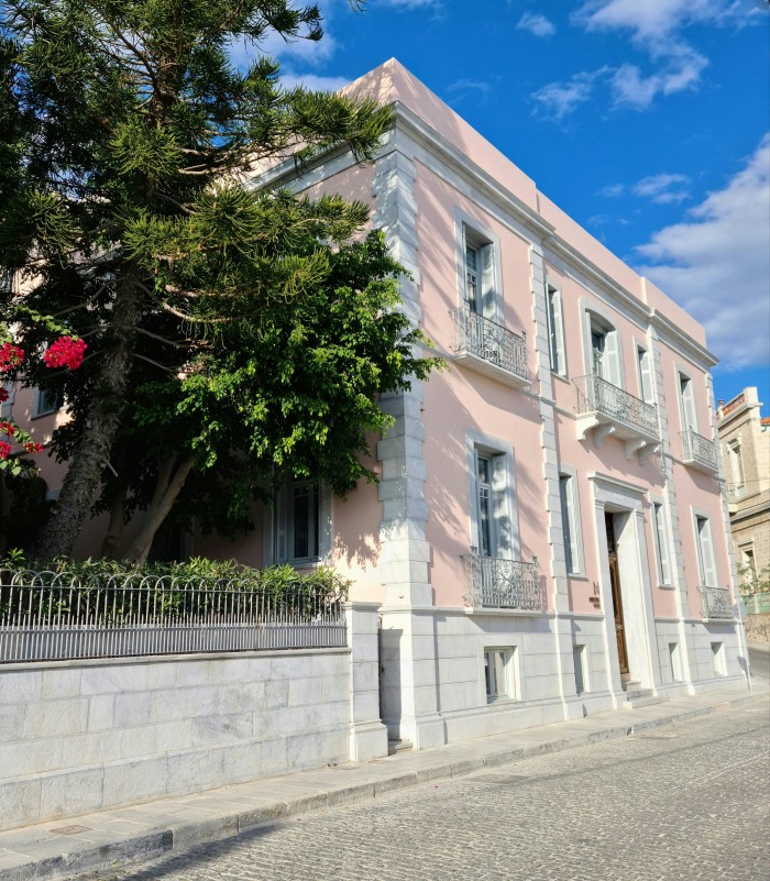 Hotel Aristide is a neoclassical mansion in Syros’s main port