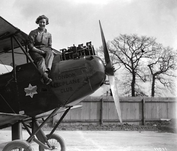 Pilot Amy Johnson with her Moth in 1930
