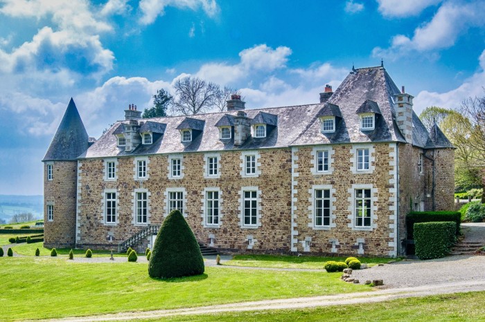 Château with 11 bedrooms and 10 bathrooms, decorated in a traditional style