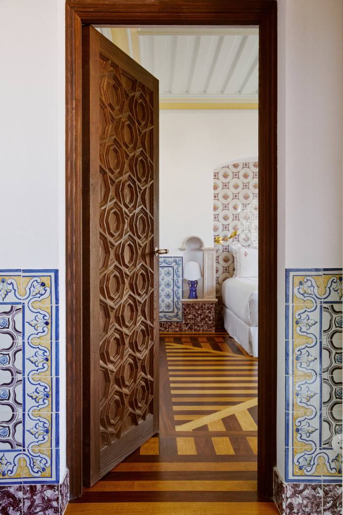 A first-floor bedroom, with traditional Portuguese ceiling, flooring and azulejos