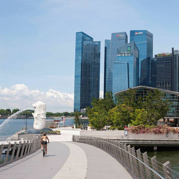 The Jubilee Bridge was built to mark the 50th anniversary of Singapore’s independence