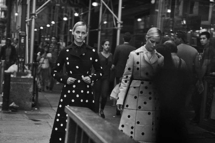From left: Amber Valletta and Carolyn Murphy in s/s 2018’s Noir and Blanc Domino coats