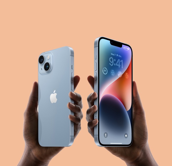 The iPhone 14 (left) and 14 Plus