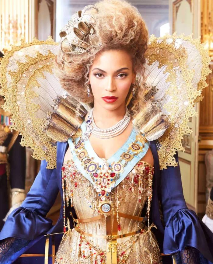 Beyoncé wears the necklace and earring set for her Mrs Carter world tour promotion