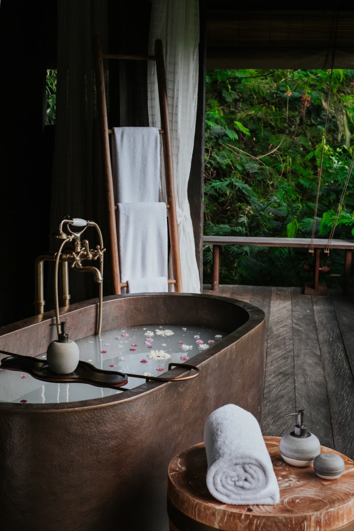A bath with riverside views at Banyan Tree Buahan