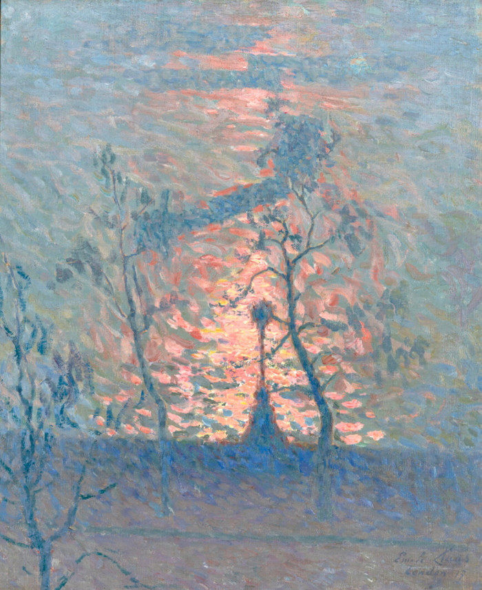 In a painting, the light of the sun at sunset casts orange, red and pink reflections on a light-blue river captured from above. In the centre of the scene is a tall street lamp standing on a deserted promenade and trees rendered as blue outlines.