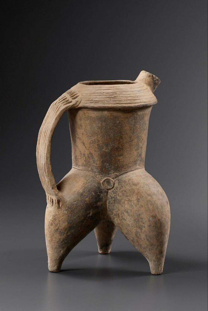 Pottery tripod ewer from China, Neolithic period (c.5000-2000 BC), asking price €18,000