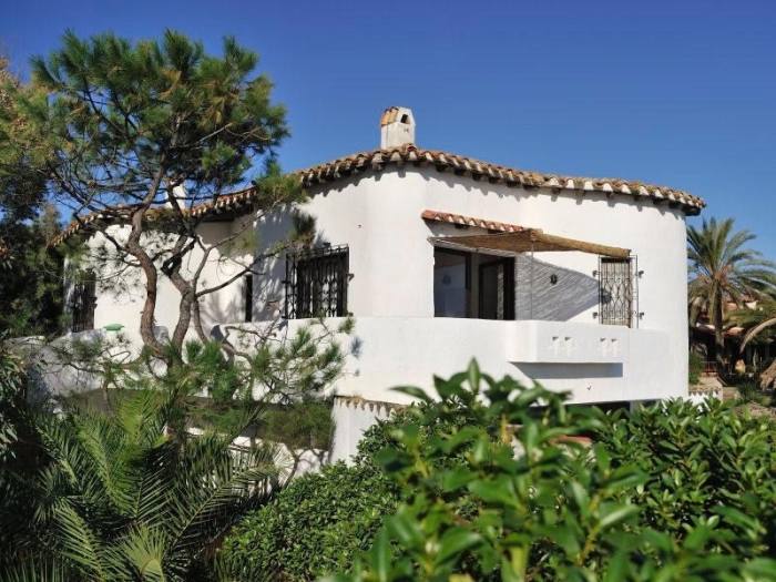 A whitewashed cottage surrounded by greenery on south Sardinia’s Su Faru estate 
