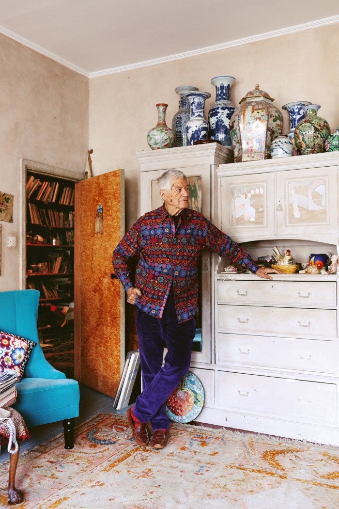 No showy displays of learning for the godfather of textile design Kaffe Fassett. He uses his walls to showcase life’s rich tapestries and his cupboards to stash his books in
