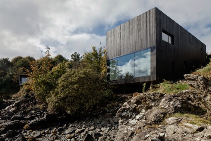 Dualchas’ design cantilevers on rocks above the Sound of Sleat