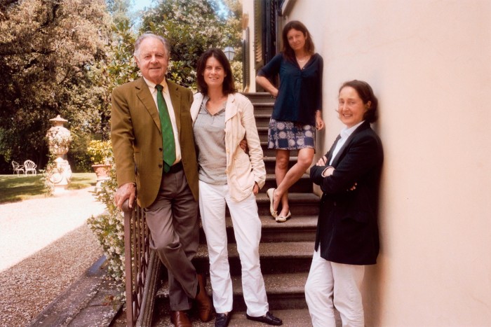 Albiera Antinori (right) with her father and two sisters