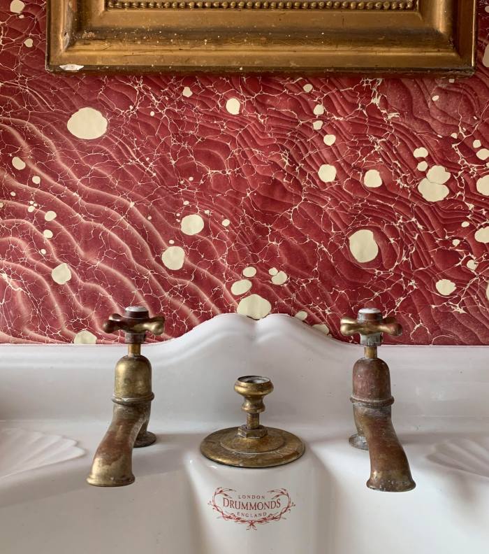 INQ Rioja Borracha paper in a bathroom by Berdoulat Interior Design