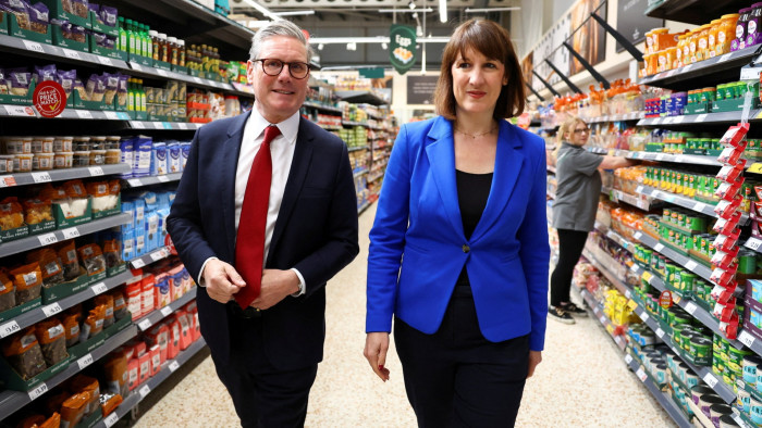 Keir Starmer and Rachel Reeves tour a Morrisons supermarket