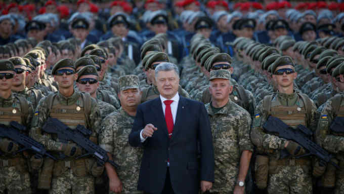 Ukrainian President Petro Poroshenko poses for a picture with servicemen during a rehearsal for the Independence Day military parade in central Kiev, Ukraine, August 22, 2018. REUTERS/Valentyn Ogirenko