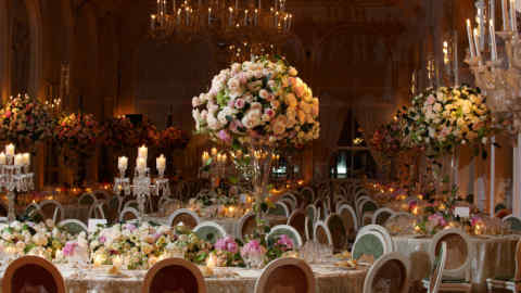 A beautiful wedding table setting with crystal candle holders and flower arrengments (C) Getty Images