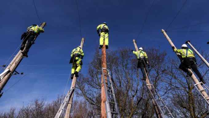 Trainee engineers from BT Openreach, a unit of BT Group Plc, carry out work at the top of telegraph poles at the company's training facility at West Hanningfield, U.K., on Thursday, Jan. 19, 2017. The U.K.'s communications regulator, seeking to spur a roll-out of fiber broadband to homes and businesses, is proposing changes to BT Group Plc's network to ease access for competitors. Photographer: Chris Ratcliffe/Bloomberg