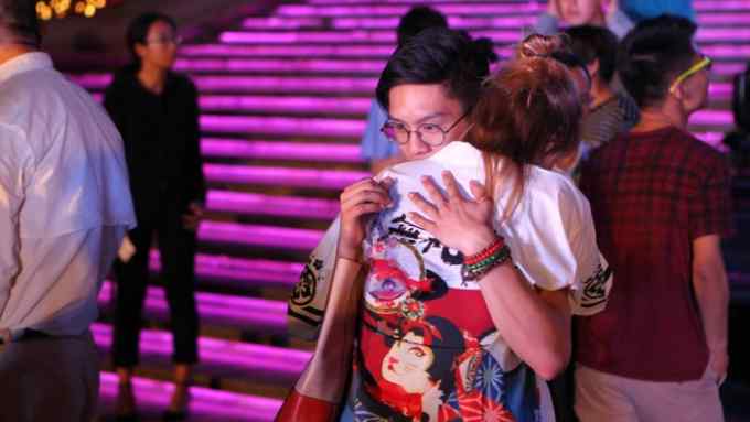(170529) -- SHANGHAI, May 29, 2017 (Xinhua) -- Graduates of China-U.S. university Shanghai New York University (NYU Shanghai) hug after the &quot;Senior Send Off Performance&quot; in Shanghai, east China, May 27, 2017. NYU Shanghai held its first graduation ceremony on May 28. NYU Shanghai was established in 2012 as China's first China-U.S.university operating as an independent legal entity. It is jointly run by New York University and East China Normal University. (Xinhua/Du Xiaoyi) (ry)