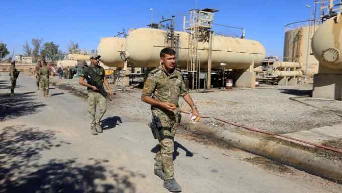 Members of Iraqi security forces are seen at an oil field in Dibis area on the outskirts of Kirkuk, Iraq October 17, 2017. REUTERS/Alaa Al-Marjani - RC1862B8AA00