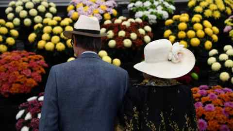 Visitors view a display at the RHS Chelsea Flowert Show in London, Britain May 23, 2017. REUTERS/Neil Hall - RC163835AC90