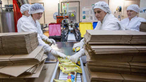 P6WPNR Omsk, Russia. 03rd July, 2018. OMSK, RUSSIA - JULY 3, 2018: Sorting ic cream under the Zolotoy Standart trademark at an Inmarko ice cream factory, part of the Unilever group of companies. Dmitry Feoktistov/TASS Credit: ITAR-TASS News Agency/Alamy Live News