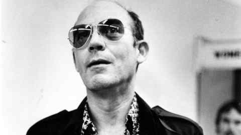 E8B27B Dec. 31, 2014 - Florida, U.S. - 11/5/82 - Hunter Thompson in the hall at the courthouse, talks to reporters. (Credit Image: © Handout/The Palm Beach Post/ZUMA Wire)