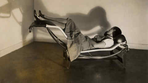 Charlotte Perriand on the « Chaise longue basculante, B306 », (1928-1929) – Le Corbusier, P. Jeanneret, C. Perriand, 1928 © F.L.C. / ADAGP, Paris 2019 © ADAGP, Paris 2019 © AChP