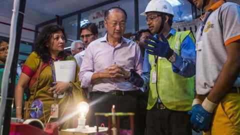 Jim Yong Kim, president of the World Bank Group, center, speaks to a supervisor during a visit to a vocational training class at the Infrastructure Leasing & Financial Services (IL&FS) Institute of Skills in New Delhi, India, on Wednesday, June 29, 2016. Kim arrived in India on June 28 for a two day visit. Photographer: Prashanth Vishwanathan/Bloomberg
