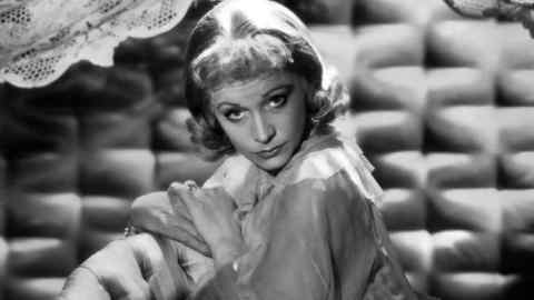 VIVIEN LEIGH Character(s): Blanche DuBois Film 'A STREETCAR NAMED DESIRE' (1951) Directed By ELIA KAZAN 09 September 1951 CTX93297 Allstar/WARNER BROS. (USA 1951) / Literaturverfilmung (based on the play by Tennessee Williams) **WARNING** This Photograph is for editorial use only and is the copyright of WARNER BROS. and/or the Photographer assigned by the Film or Production Company & can only be reproduced by publications in conjunction with the promotion of the above Film. A Mandatory Credit To WARNER BROS. is required. The Photographer should also be credited when known. No commercial use can be granted without written authority from the Film Company.