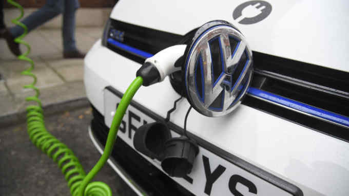 An electric Volkswagen car is plugged into a recharging point in central London, Britain November 10, 2016. REUTERS/Toby Melville - LR1ECBA0WZIX6