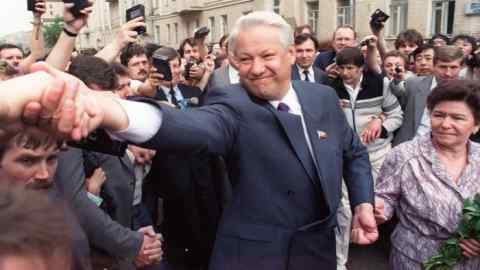 Russian presidential candidate Boris Yeltsin (C), accompanied by his wife Naina (R) shakes hands with supporters on his way to the polling booth in Moscow 12 June 1991. AFP PHOTO (Photo by WOJTEK DRUSZCZ / AFP) (Photo credit should read WOJTEK DRUSZCZ/AFP/Getty Images)