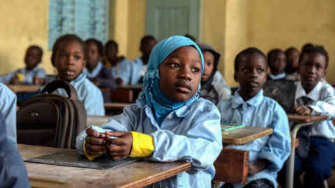 Pupils attend class at a primary school in Pikine, on the outskirts of Dakar, on January 30, 2018. Education is a challenge in Senegal, and Dakar hosts from February 1, 2018 the third conference of reconstitution of funds of the Global Partnership for Education (GPE). The next day several heads of state, including the French president, sponsor of the meeting and Senegalese President. / AFP PHOTO / SEYLLOU (Photo credit should read SEYLLOU/AFP/Getty Images)