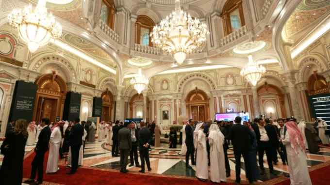 Participants arrive to attend the last day of the investment conference in Riyadh, Saudi Arabia October 25, 2018. REUTERS/Faisal Al Nasser