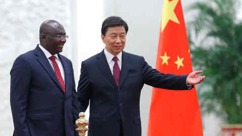 Chinese Vice-President Li Yuanchao (R) welcomes Ghanaian Vice-President Mahamudu Bawumia