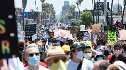 14 June 2020, US, Los Angeles: People take part in a peaceful protest against all kinds of racism and in solidarity with George Floyd and others who were killed by the police. Photo: Maximilian Haupt/dpa