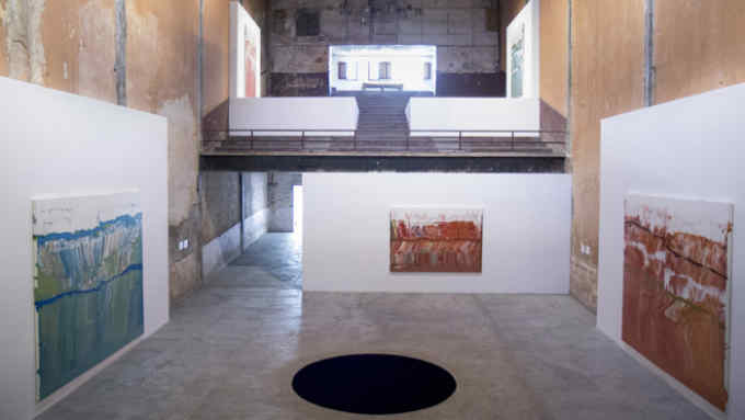 Exhibition view Galleria Continua, Habana: JOSE YAQUE Origin (Part I of the exhibition series 'The artworkthatinterests me') 2017  acrylicpaint, enamel on canvas ANISH KAPOOR Descentinto Limbo, Havana 2016 concrete, iron and pigment diameter 3 m Courtesy: the artist and GALLERIA CONTINUA, San Gimignano / Beijing / LesMoulins / Habana Photo by: Michel Pou