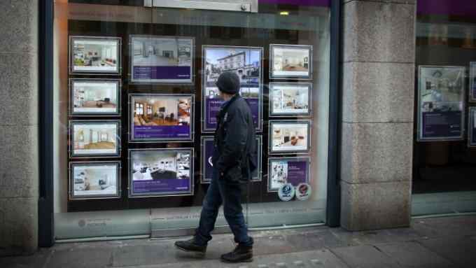 LONDON, ENGLAND - JANUARY 23: Adverts for luxury properties are seen in the window of an estate agent on January 23, 2015 in west London, England. The Labour Party has proposed a Mansion Tax under which properties over a market value of 2 million GBP would be subject to a levy. (Photo by Carl Court/Getty Images)