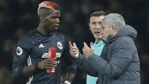 Manchester United's Portuguese manager Jose Mourinho (R) talks with Manchester United's French midfielder Paul Pogba during the English Premier League football match between Arsenal and Manchester United at the Emirates Stadium in London on December 2, 2017. / AFP PHOTO / IKIMAGES / Ian KINGTON / RESTRICTED TO EDITORIAL USE. No use with unauthorized audio, video, data, fixture lists, club/league logos or 'live' services. Online in-match use limited to 45 images, no video emulation. No use in betting, games or single club/league/player publications. (Photo credit should read IAN KINGTON/AFP/Getty Images)