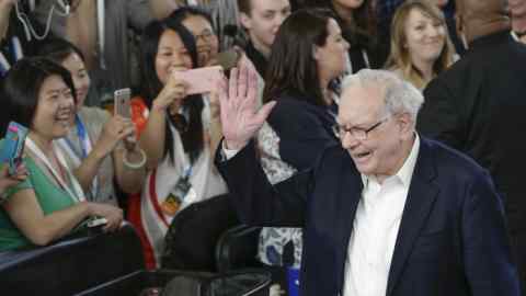 Berkshire Hathaway Chairman and CEO Warren Buffett waves to shareholders as he arrives to play table tennis outside the company-owned Borsheims jewelry store in Omaha, Neb., Sunday, May 7, 2017. The annual Berkshire Hathaway shareholders meeting is winding to an end. (AP Photo/Nati Harnik)