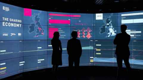 Data visualisation laboratory at Imperial College that maps Bitcoin transactions across 64 screens in real time