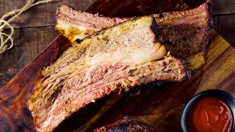 Smoked beef ribs with barbecue sauce