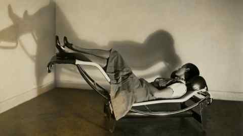 Charlotte Perriand on the chaise longue basculante (1929)
