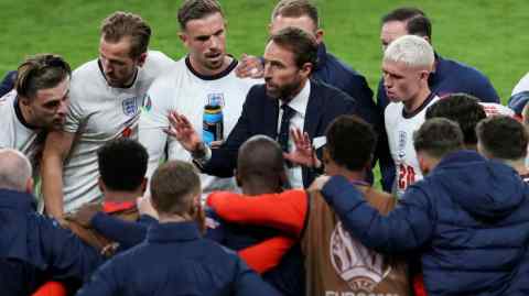 Gareth Southgate speaks to his team during a huddle before the second period of extra time during Euro 2020 Championship semi-final match with Denmark at Wembley Stadium