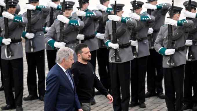 Volodymyr Zelenskyy and Sauli Niinisto review the honor guard at the presidential palace in Helsinki