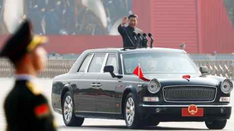 Xi Jinping waves to troops from the top of a car