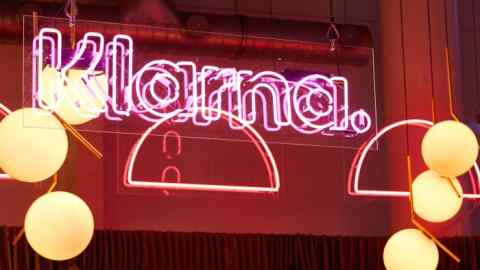 An illuminated sign with the Klarna logo